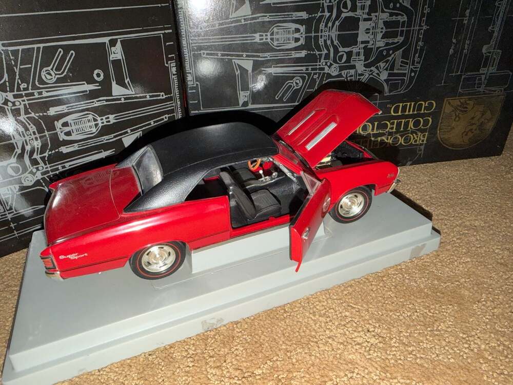 1967 Chevrolet Chevelle SS 396 L78 1:18 Scale Red/Black Vinyl Top - Picture 4 of 4